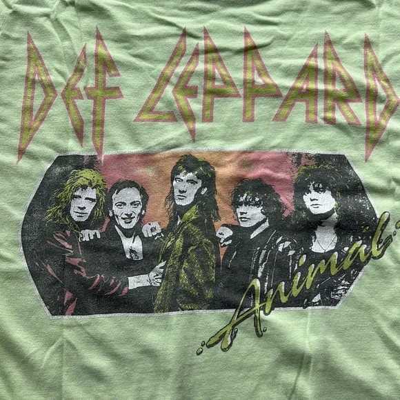 Daydreamer Def Leppard Crop Graphic Tee - Picture 7 of 7